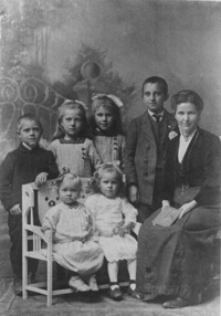 Emilie und Kinder, Getrud vorn rechts ca. 1918